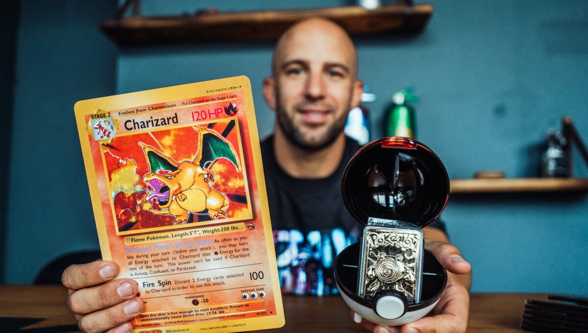 Pokémon kaarten; Jay-Jay Boske met Pokemon kaart en Pokeball