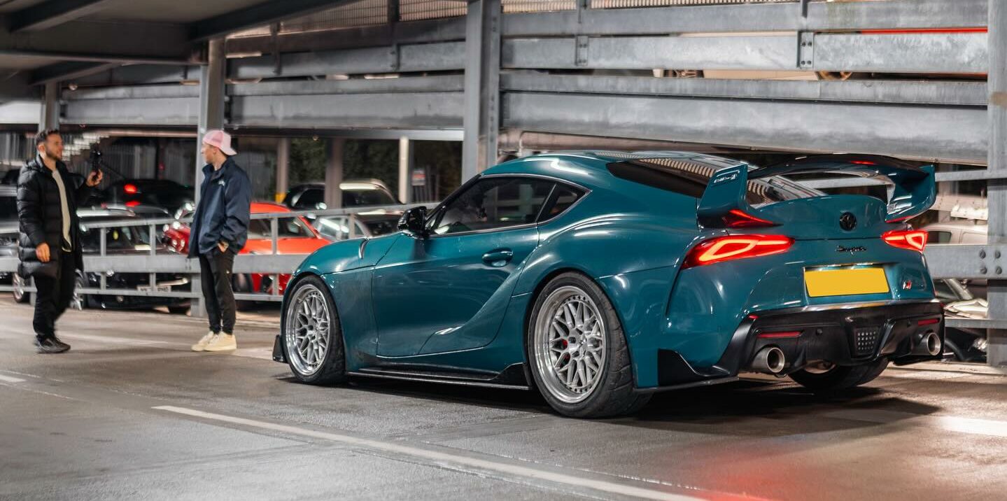 De Auto Van Alpha Tauri coureur Liam Lawson en zijn getunede Toyota Supra DAY1 Lifestyle