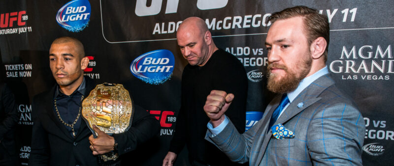UFC; Dana White standing next to Conor McGregor en Jose Aldo