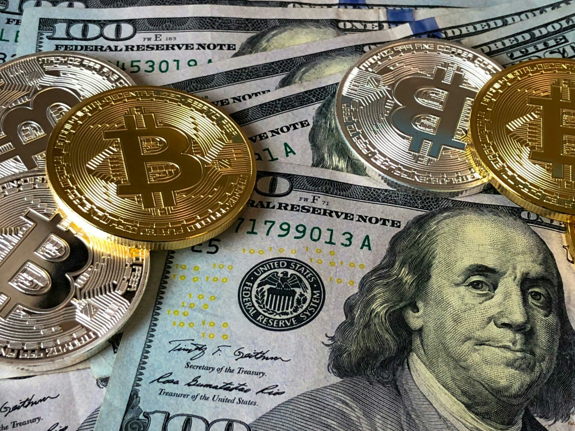DeFi; bitcoins naast fysieke valuta