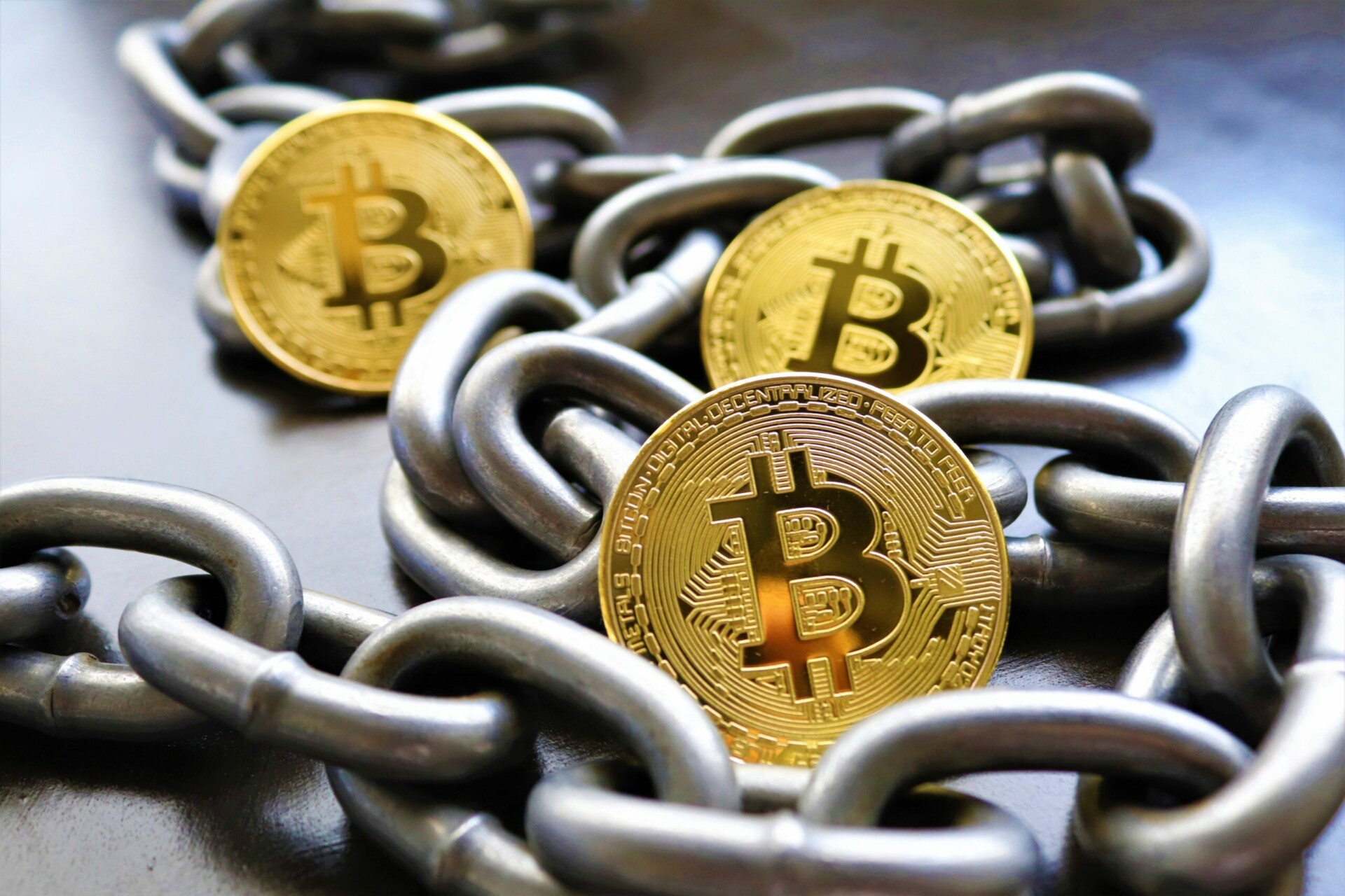 Crypto Fouten; bitcoin naast een fysieke wallet met fysieke valuta