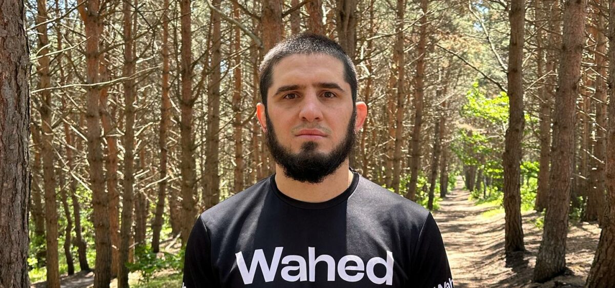 Islam Makhachev; Islam Makhachev poserend in een bos