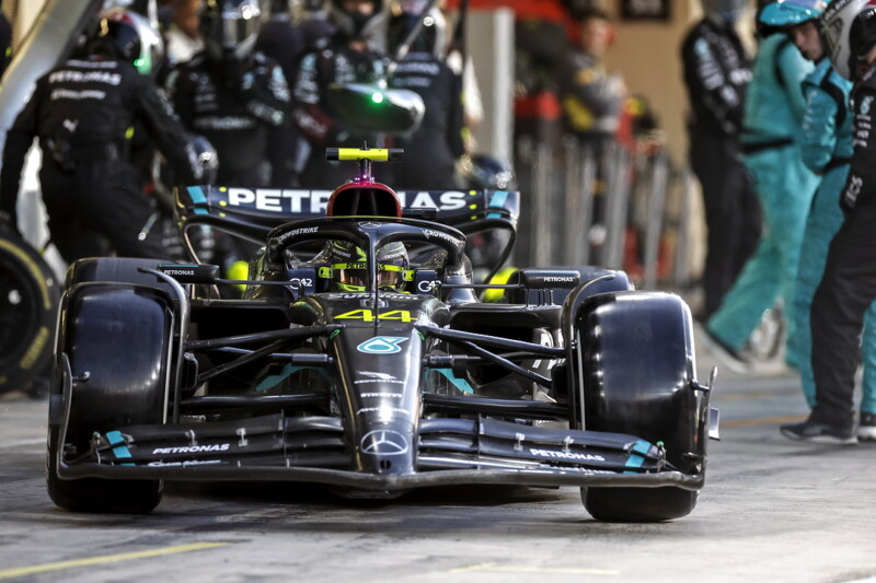 Drive to Survive; Lewis Hamilton rijdt uit de pitbox in Abu Dhabi