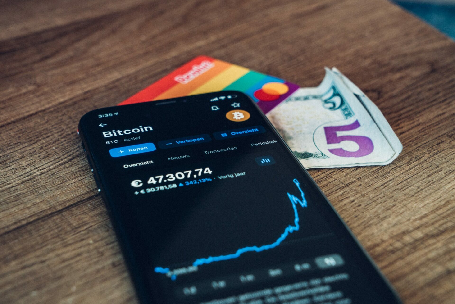 Bitcoin ETF; foto van een Bitcoinbeurs met pinpas en geld