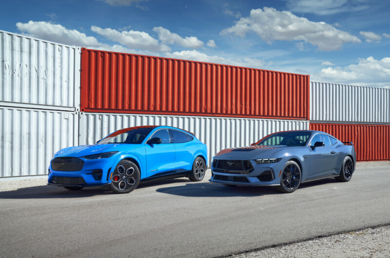 2024 Mustangen, blauw en grijs