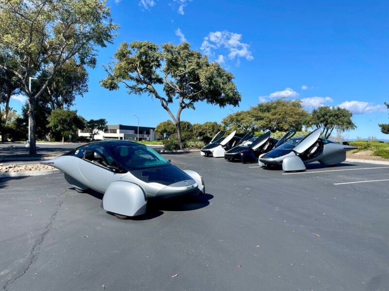 Zonnepanelen auto; De auto's van Aptera staan geparkeerd op een parkeerplaats