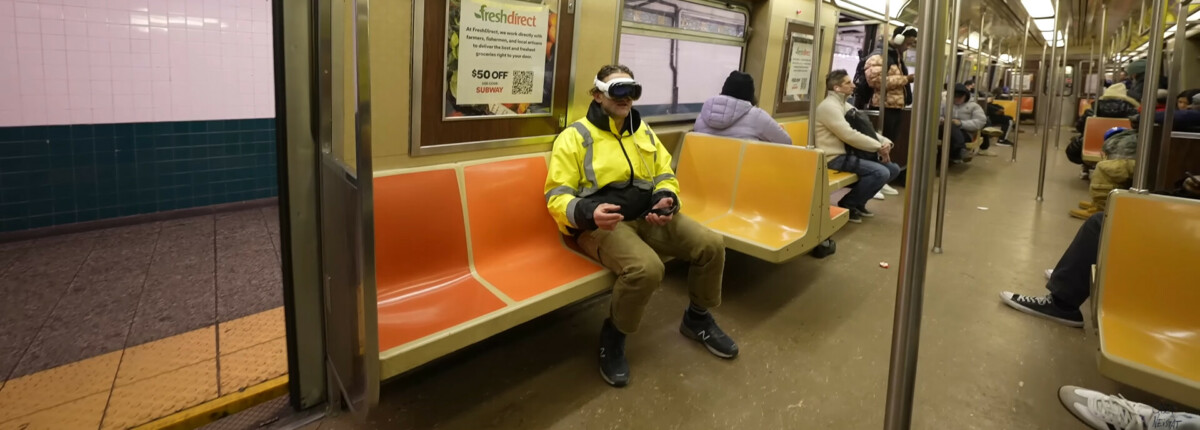 Apple Vision Pro; Youtuber Casey Neistat in de metro van New York met de Apple Vision Pro