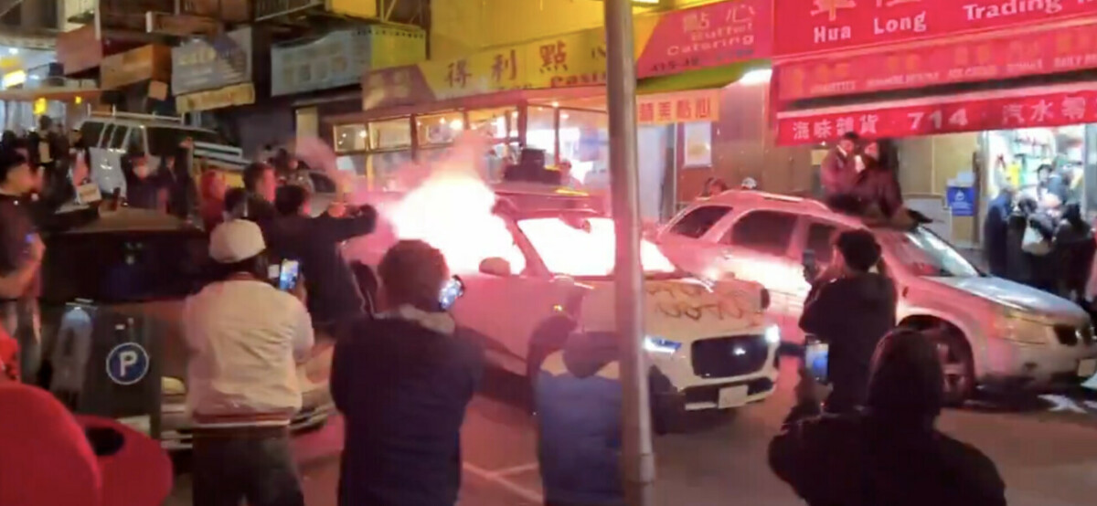 Zelfrijdende auto: Waymo auto wordt door vuurwerk belaagd