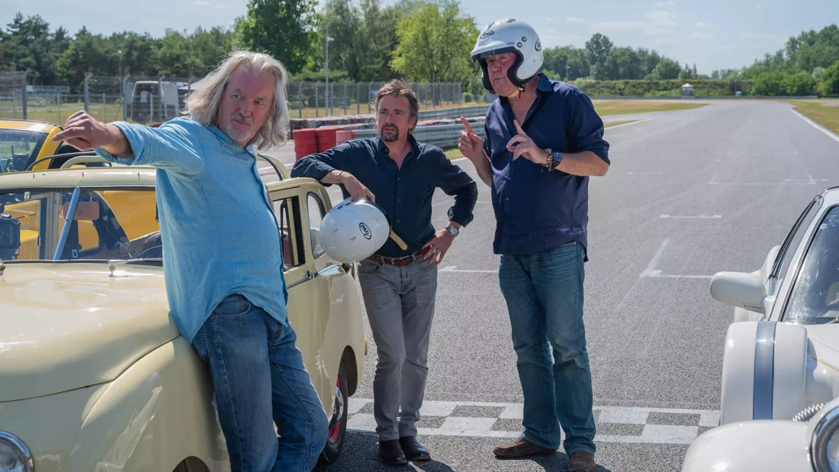 The Grand Tour; Jeremy Clarkson, James May en Richard Hammond naast elkaar tijdens draaidag van The Grand Tour