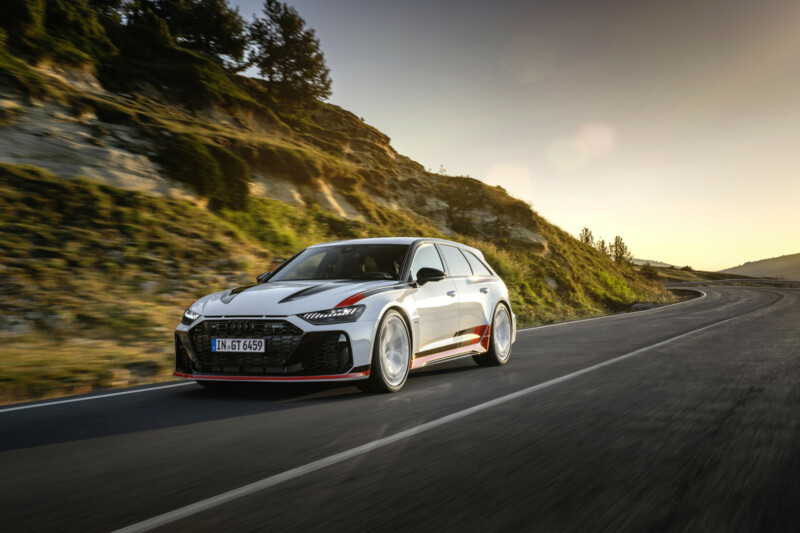 Audi RS 6: Audi RS 6 Avant GT op een weg aan het rijden
