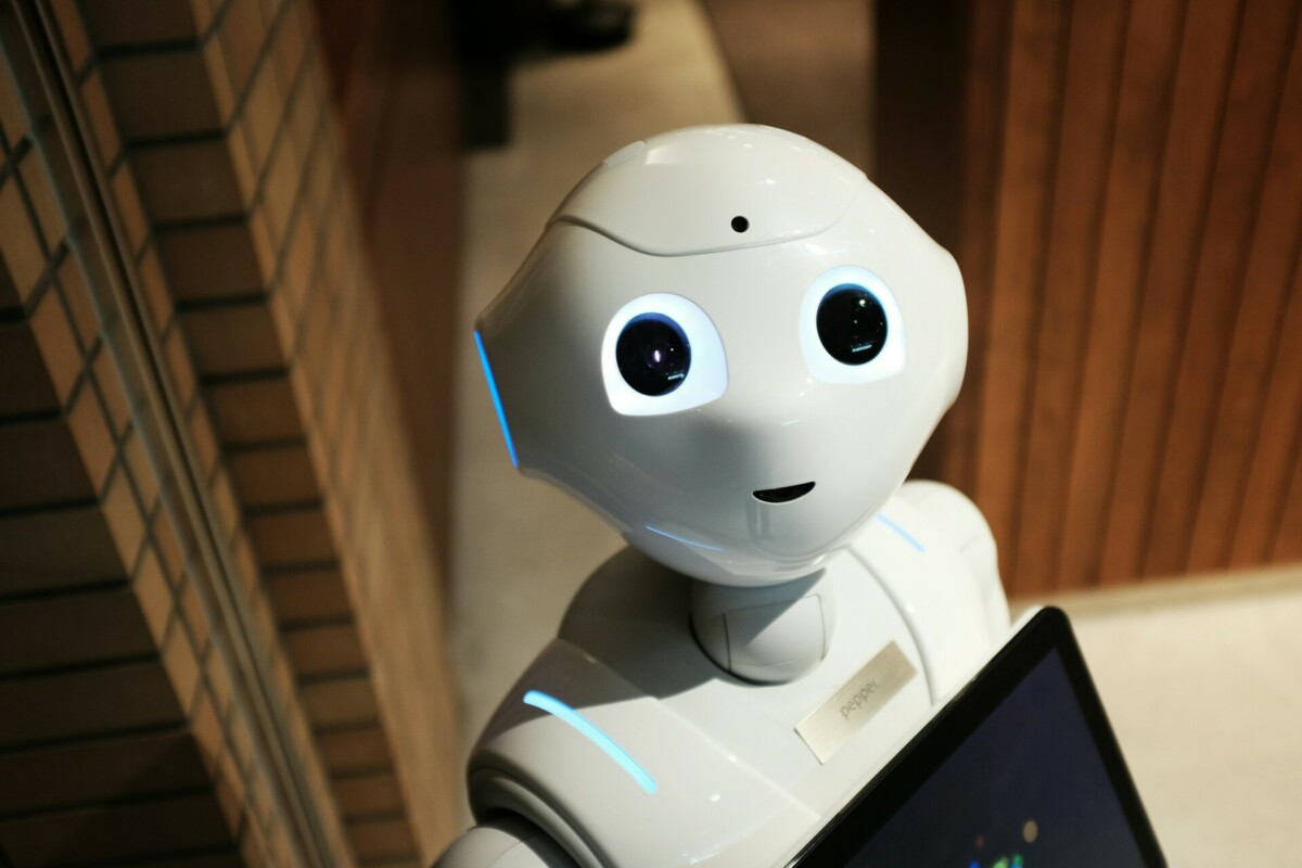 AI website; robot kijkt naar zijn maker