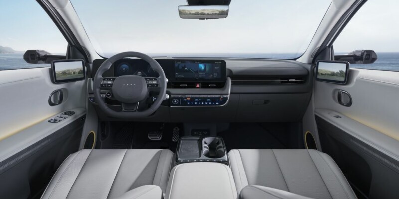 Hyundai Ioniq 5; De binnenkant van de auto is afgebeeld en je ziet veel schermpjes