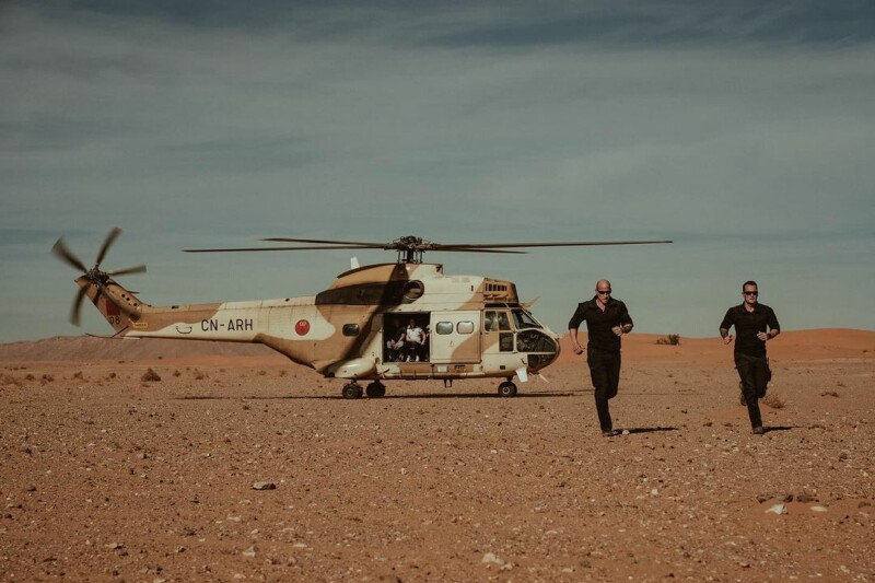 Nikki Koppedraaijer; Nikki rent weg van een helikopter in de woestijn