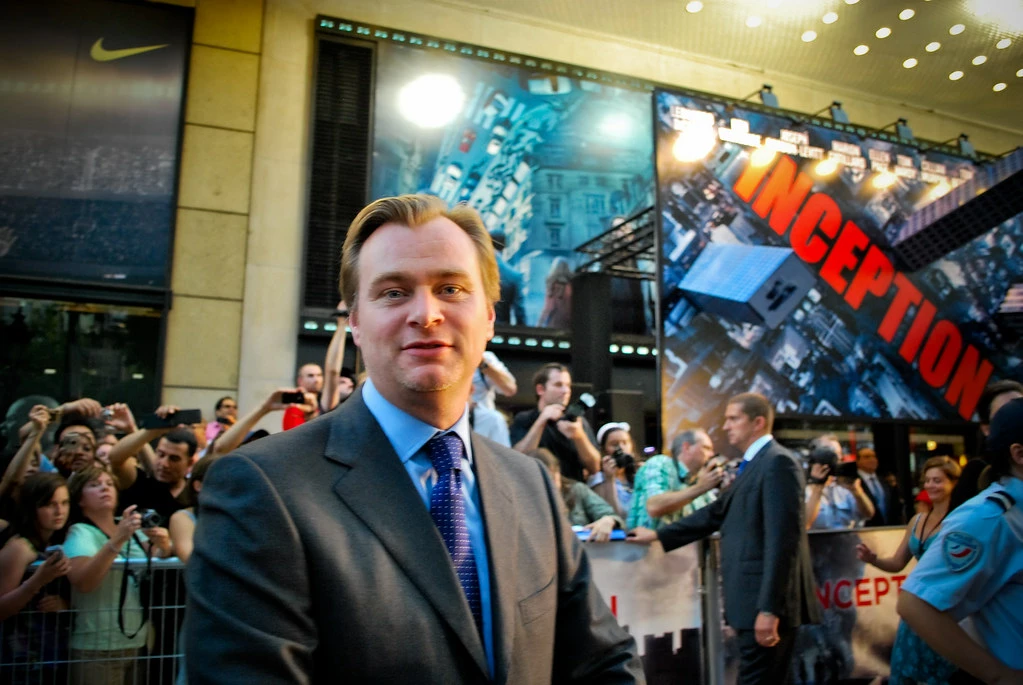 Christopher Nolan; Christopher Nolan staat buiten bij de premiere van zijn film Inception