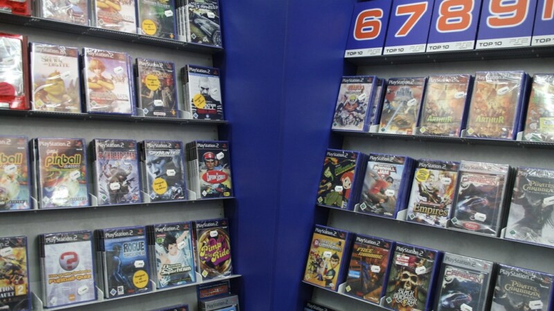 Dure games; Veel verschillende Playstation 2 games afgebeeld in de winkel