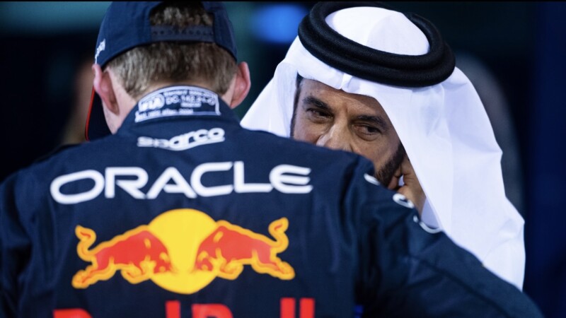 Formule 1; Max Verstappen staat naast de FIA voorzitter