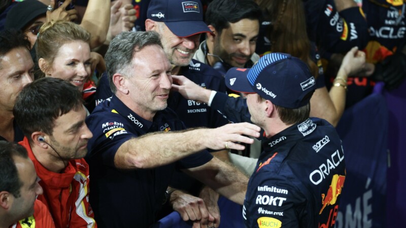 Formule 1; Max Verstappen gaat na zijn overwinning in de Grand Prix van Saudi-Arabië naar Christian Horner toe
