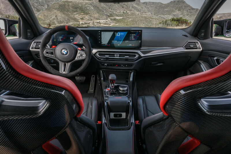 BMW M3 CS Touring; Het interieur van de nieuwe BMW is wordt strak afgemaakt met rode accenten door de auto heen