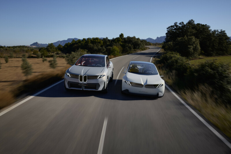 BMW Vision Neue Klasse; De nieuwe auto's rijden naast elkaar