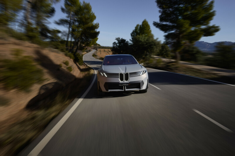 BMW Vision Neue Klasse X; De auto rond door de bergen voor een foto.