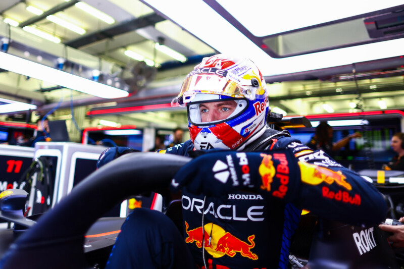 Formule 1; Max Verstappen stapt in zijn Red Bull en is klaar voor het nieuwe seizoen