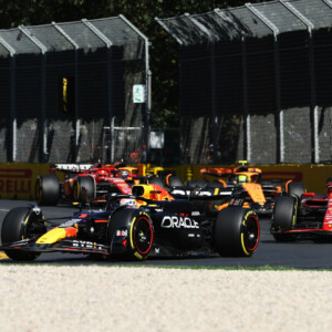 Formule; Max Verstappen rijdt nu nog vooraan, alleen kan elk moment door zijn remmen ingehaald worden door Carlos Sainz