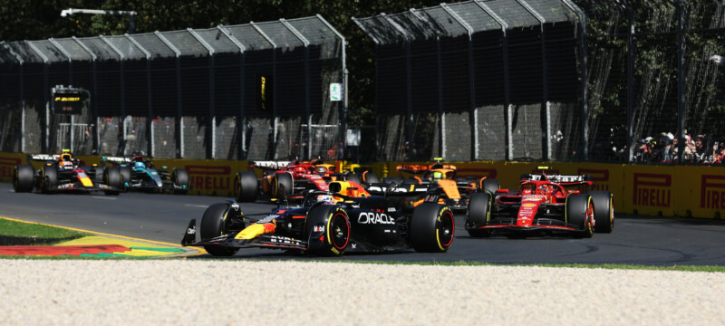 Formule; Max Verstappen rijdt nu nog vooraan, alleen kan elk moment door zijn remmen ingehaald worden door Carlos Sainz