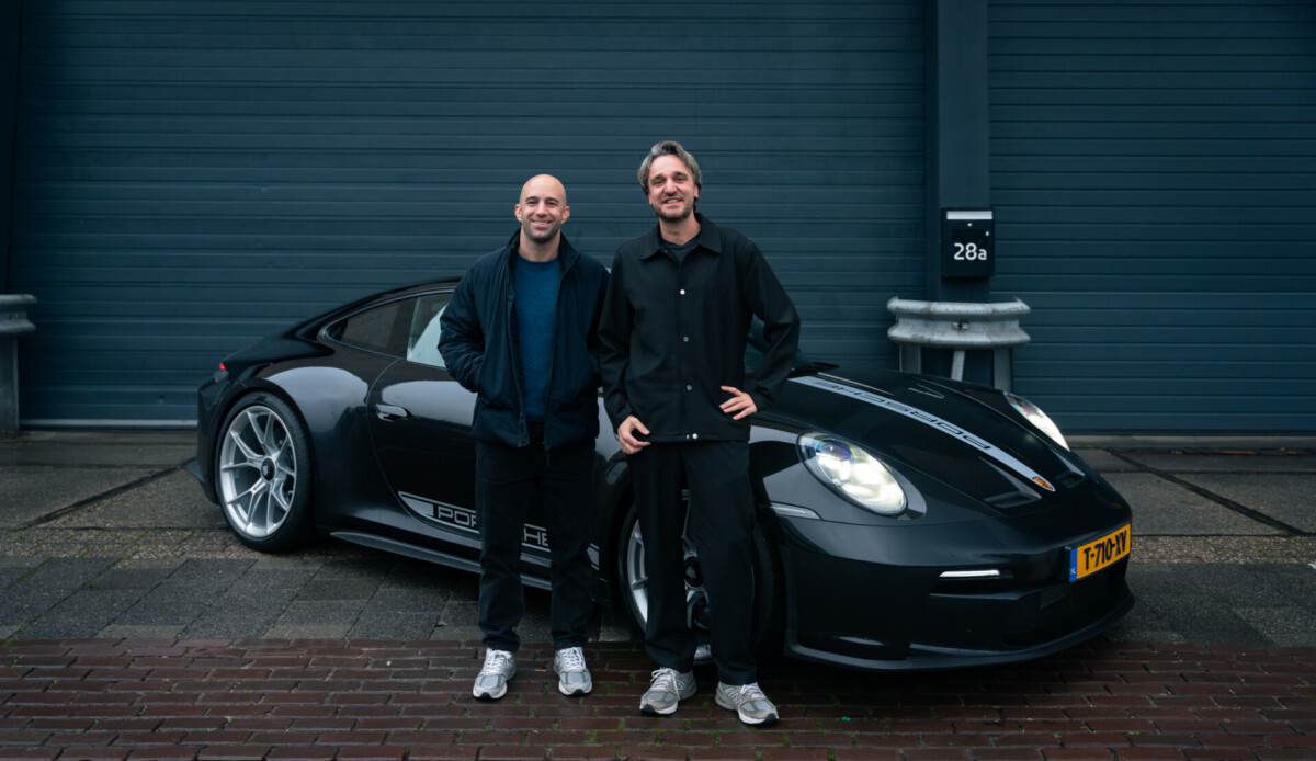 Chris Riemens; Chris en Jay staan samen voor de Porsche van Chris Riemens
