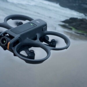 DJI Avata 2; De nieuwe drone van DJI wordt bestuurd door twee mensen op het strand die ook naar de drone aan het kijken zijn.