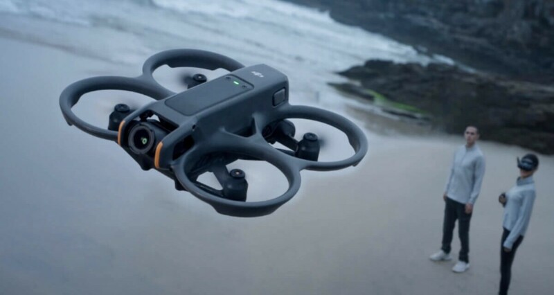 DJI Avata 2; De nieuwe drone van DJI wordt bestuurd door twee mensen op het strand die ook naar de drone aan het kijken zijn.