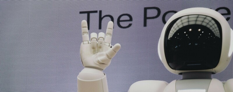 AI Dagelijks Leven; AI-robot poserend bij een techconferentie