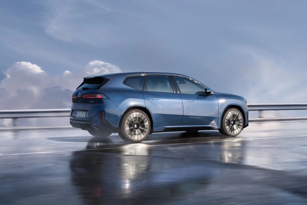 BMW iX3 zijkant